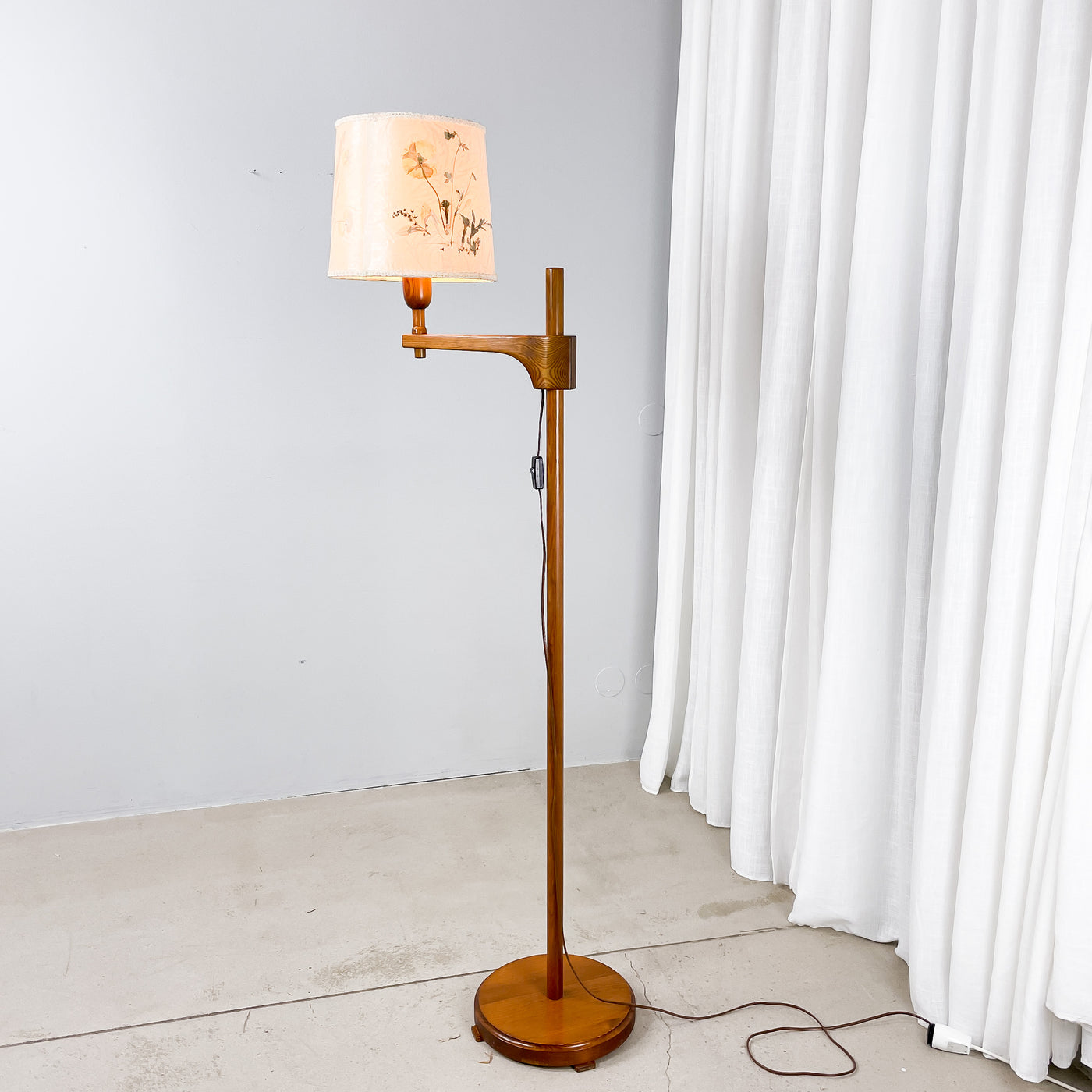 Golvlampa med arm