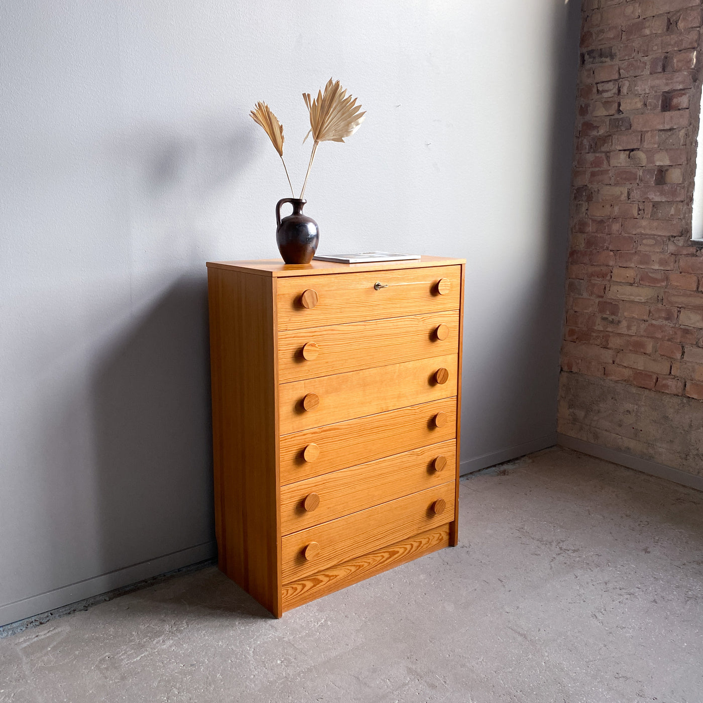 Hög furu byrå -70-tal | Vintagebyrån | Second hand Varberg