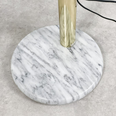 Tvåarmad golvlampa i mässing och marmor
