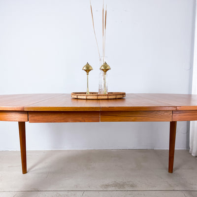 Runt matbord i teak