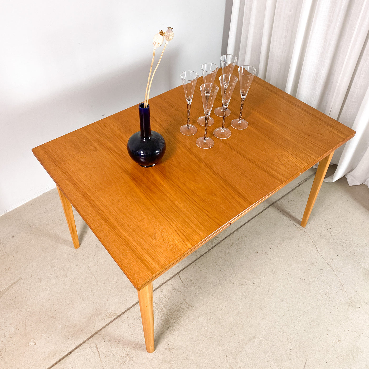 Matbord i teak med utdragsskivor