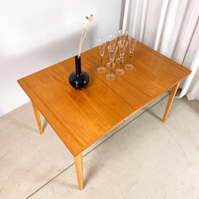 Matbord i teak med utdragsskivor