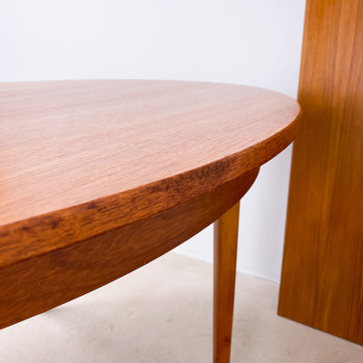 Runt matbord i teak