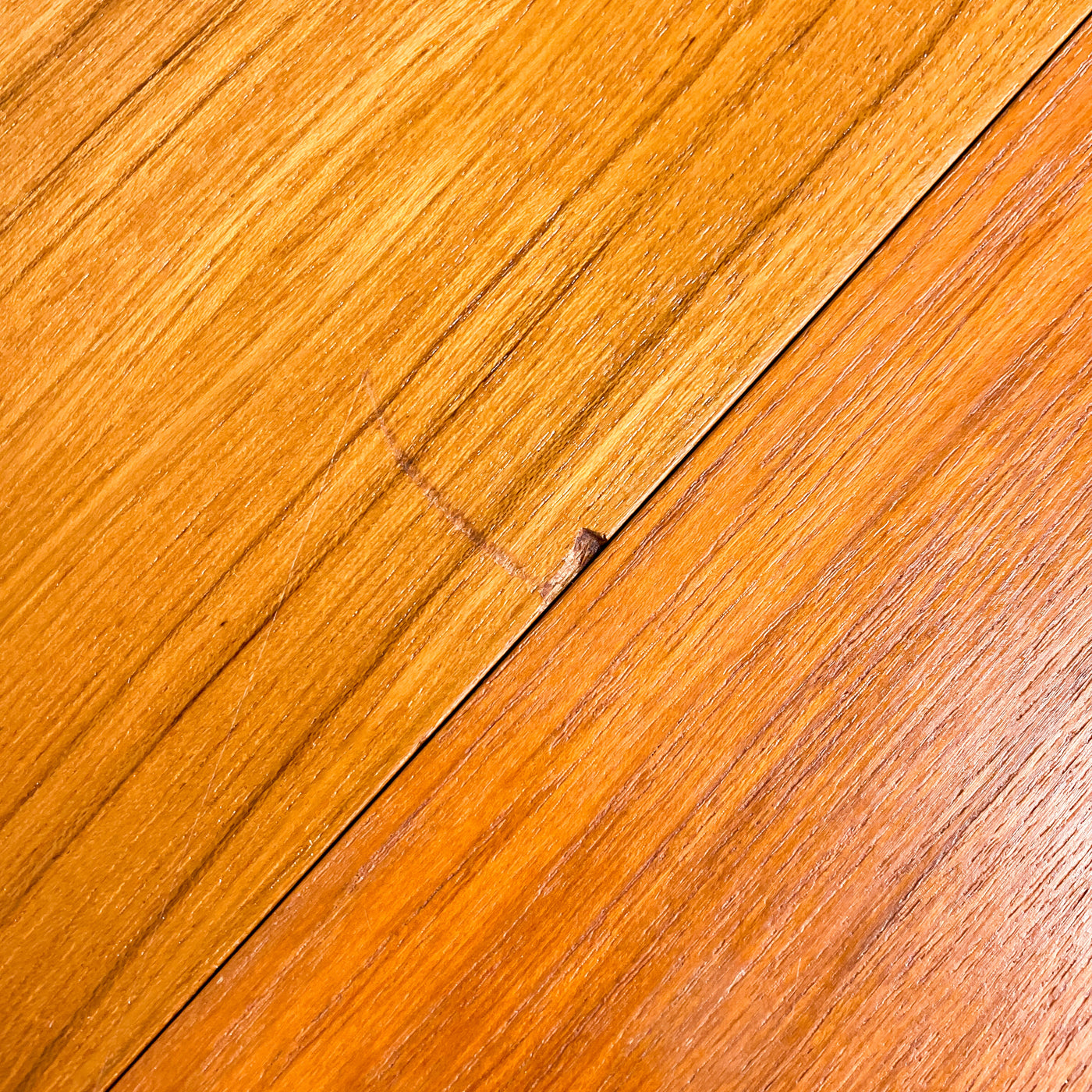 Runt matbord i teak