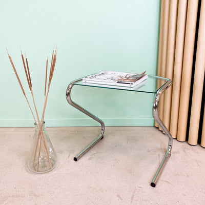 Sidobord i glas och krom