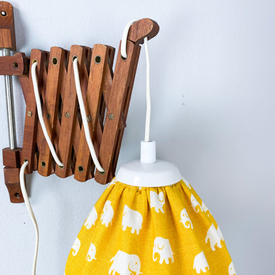 Saxlampa i teak med skärm i Svenskt Tenn tyg
