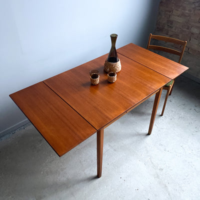 Matbord i teak med utdragsskivor