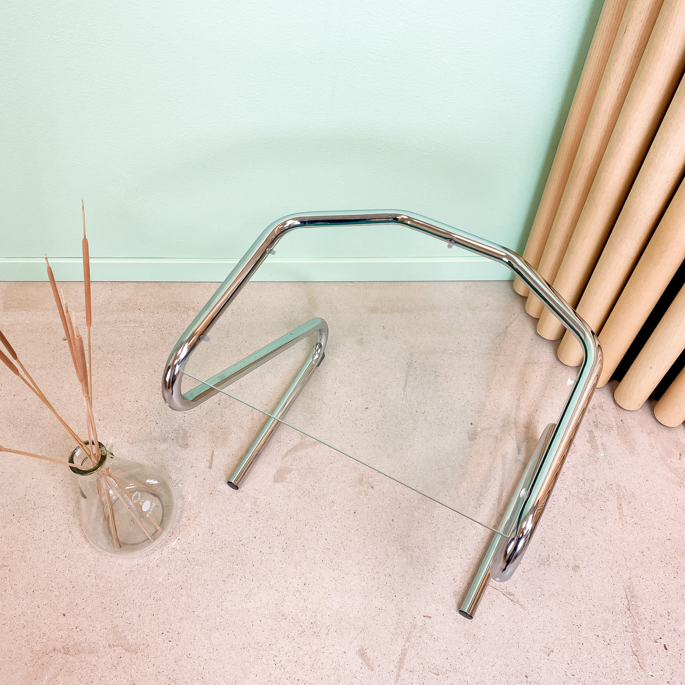 Sidobord i glas och krom