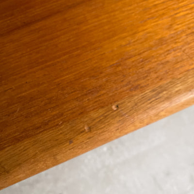 Teakhylla med detaljer i ek
