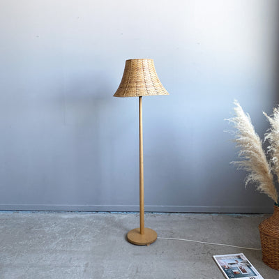 Golvlampa i ek med rottingskärm