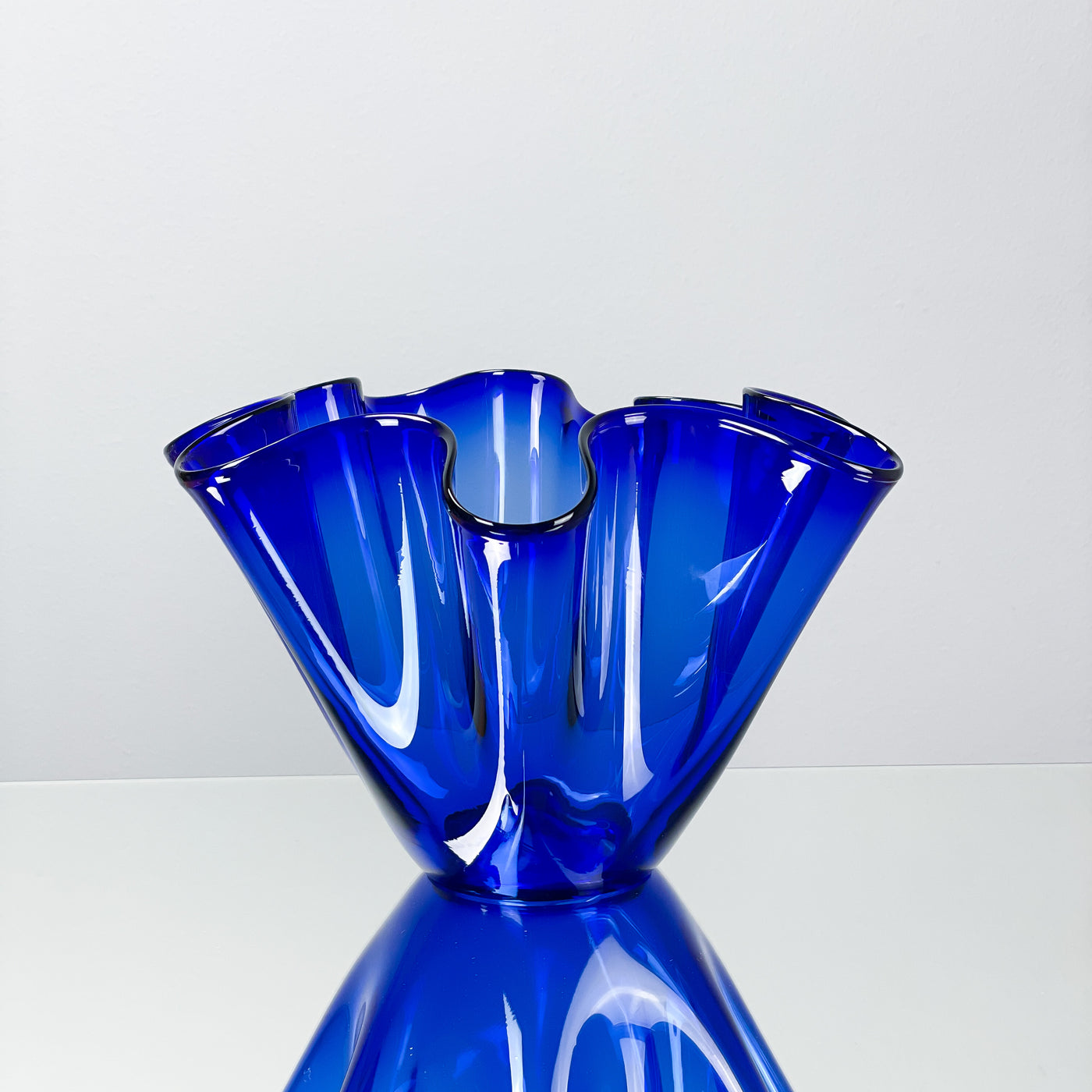 Tulpanvas i blått glas