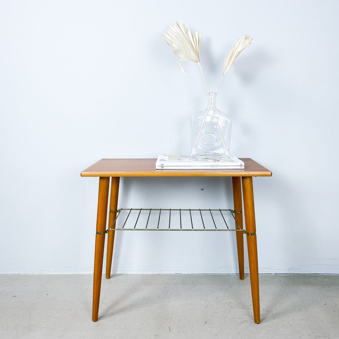 Sidobord i teak med stringhylla