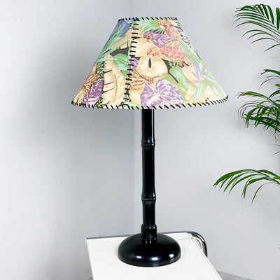 Bordslampa med djungelskärm