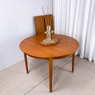 Runt matbord i teak