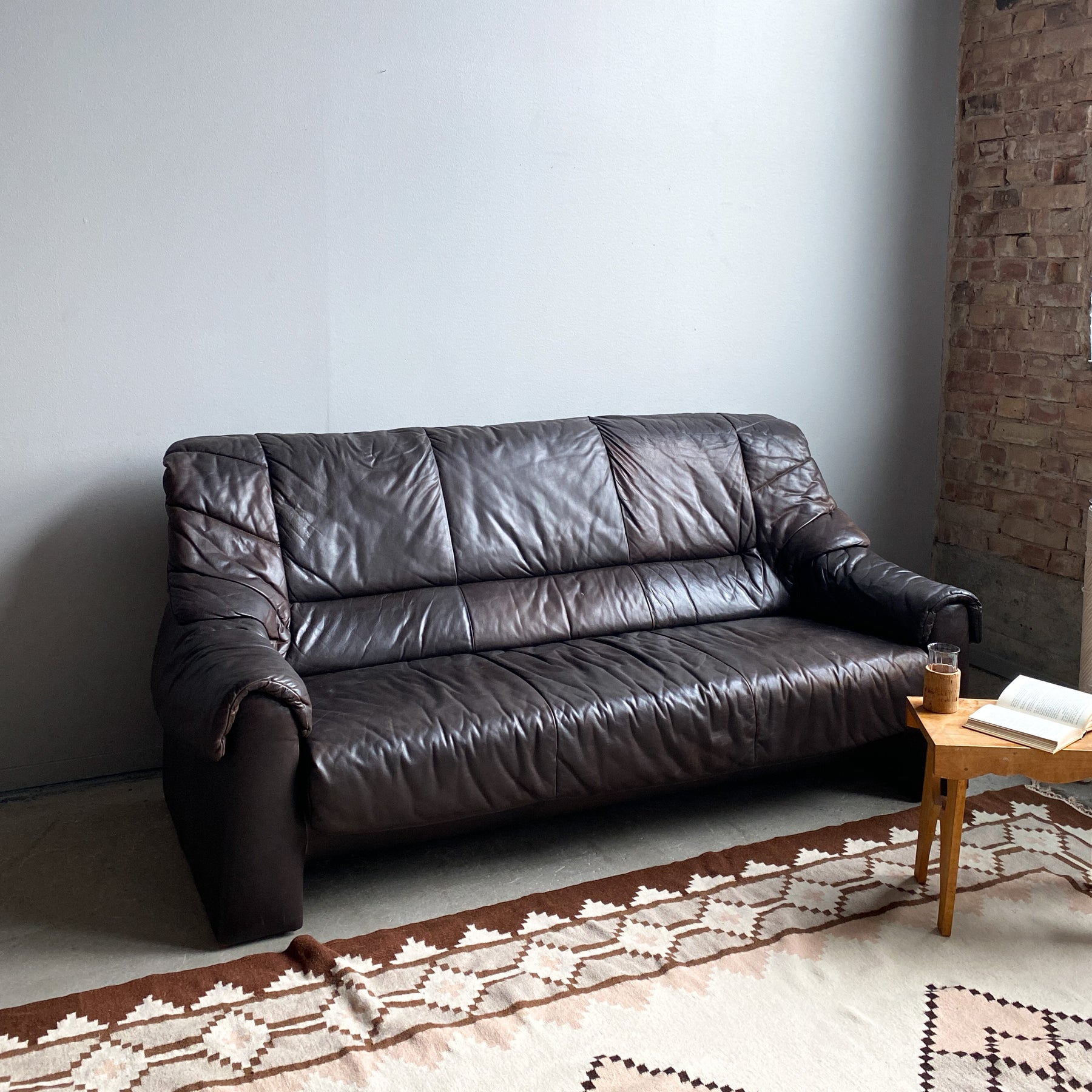 Mörkbrun skinnsoffa 80-tal - 3 sits | Vintagebyrån | Second hand Varberg