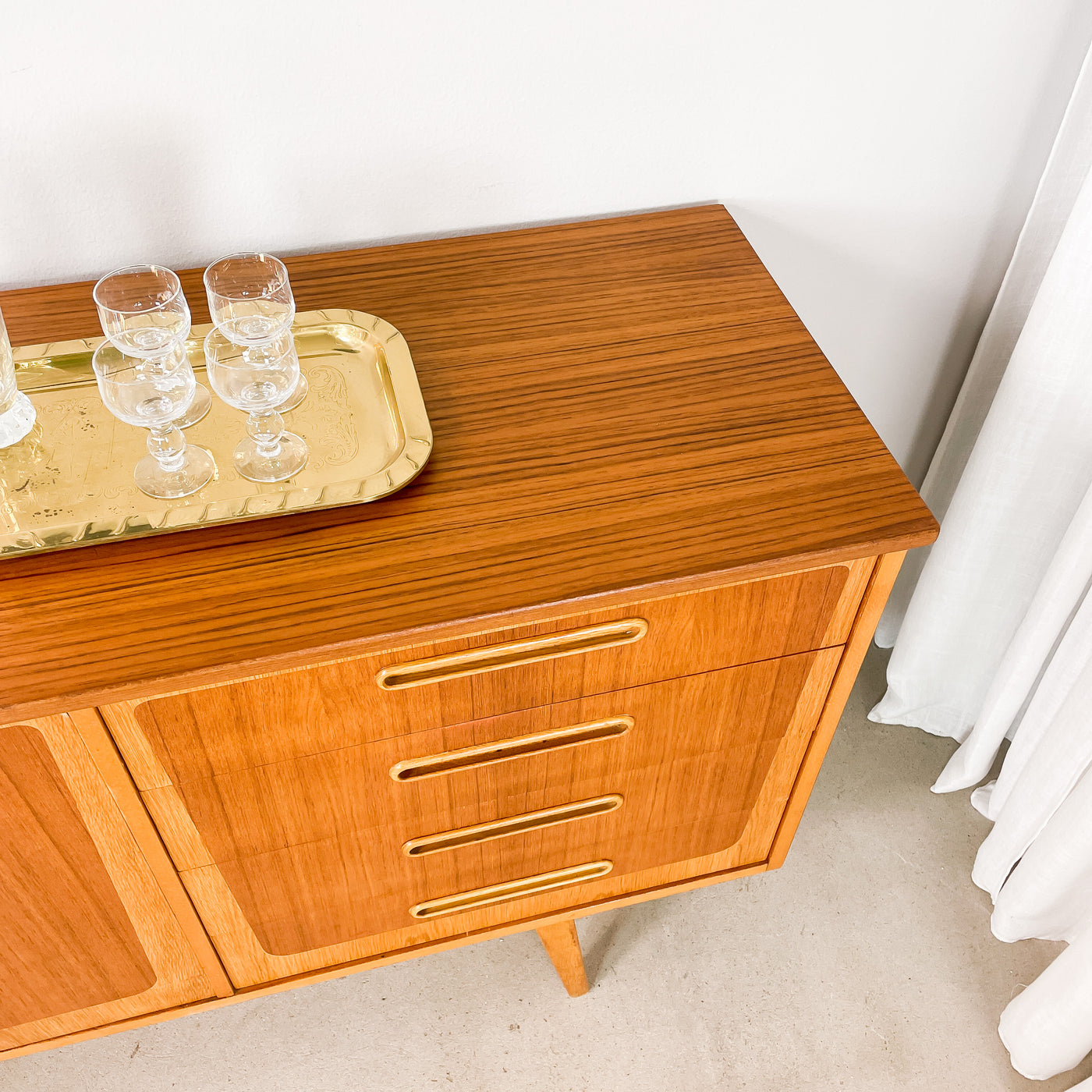 Sideboard i teak och ek