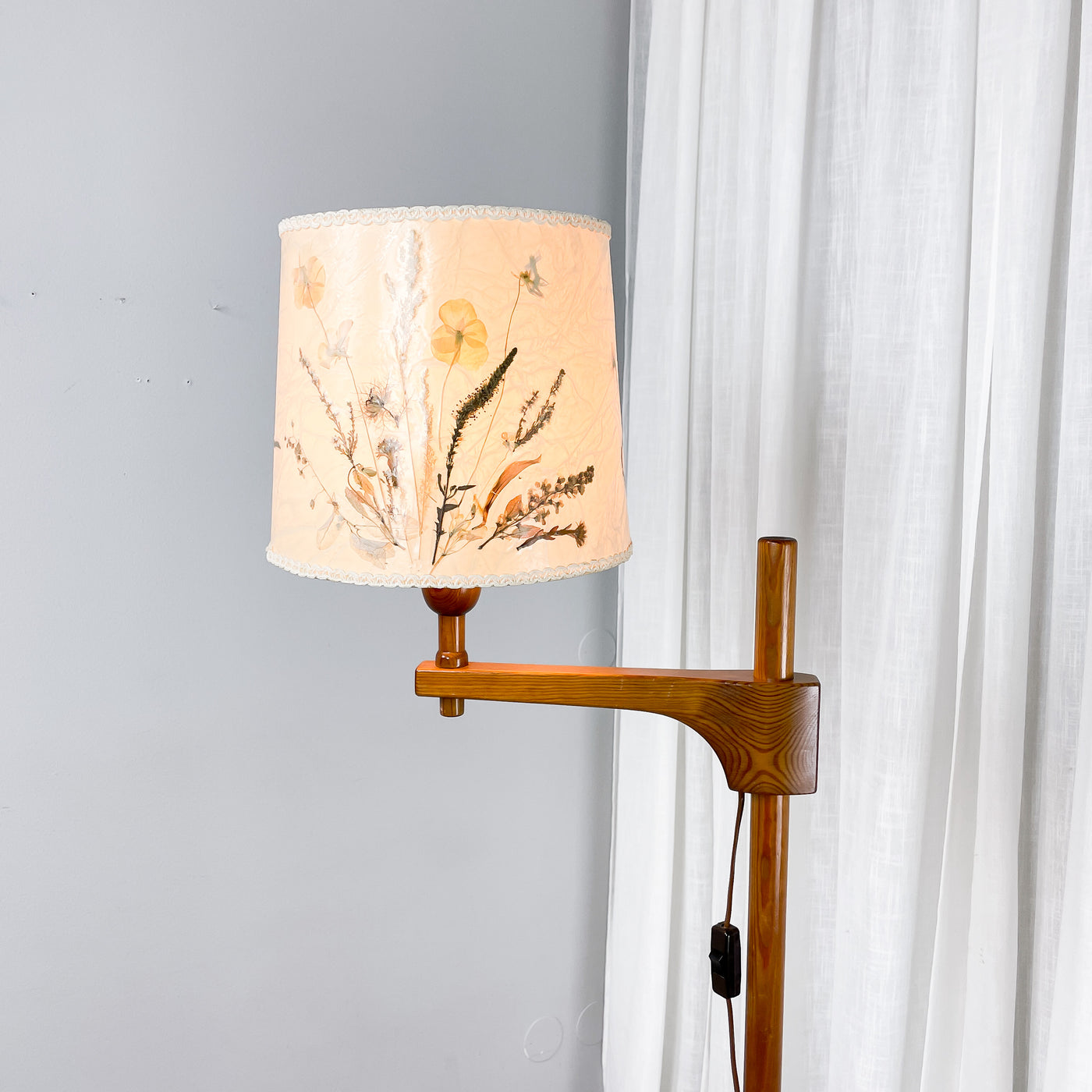 Golvlampa med arm