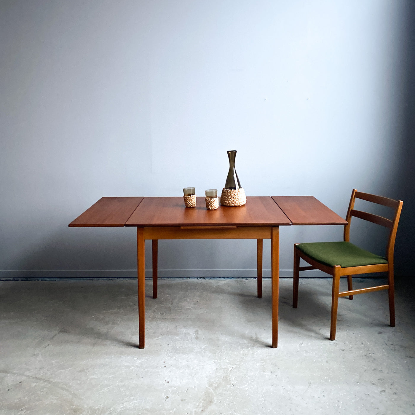 Matbord i teak med utdragsskivor