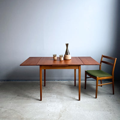 Matbord i teak med utdragsskivor