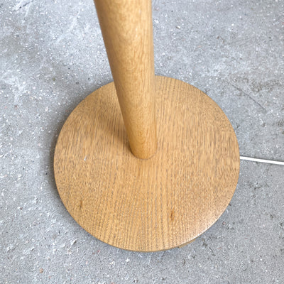 Golvlampa i ek med rottingskärm