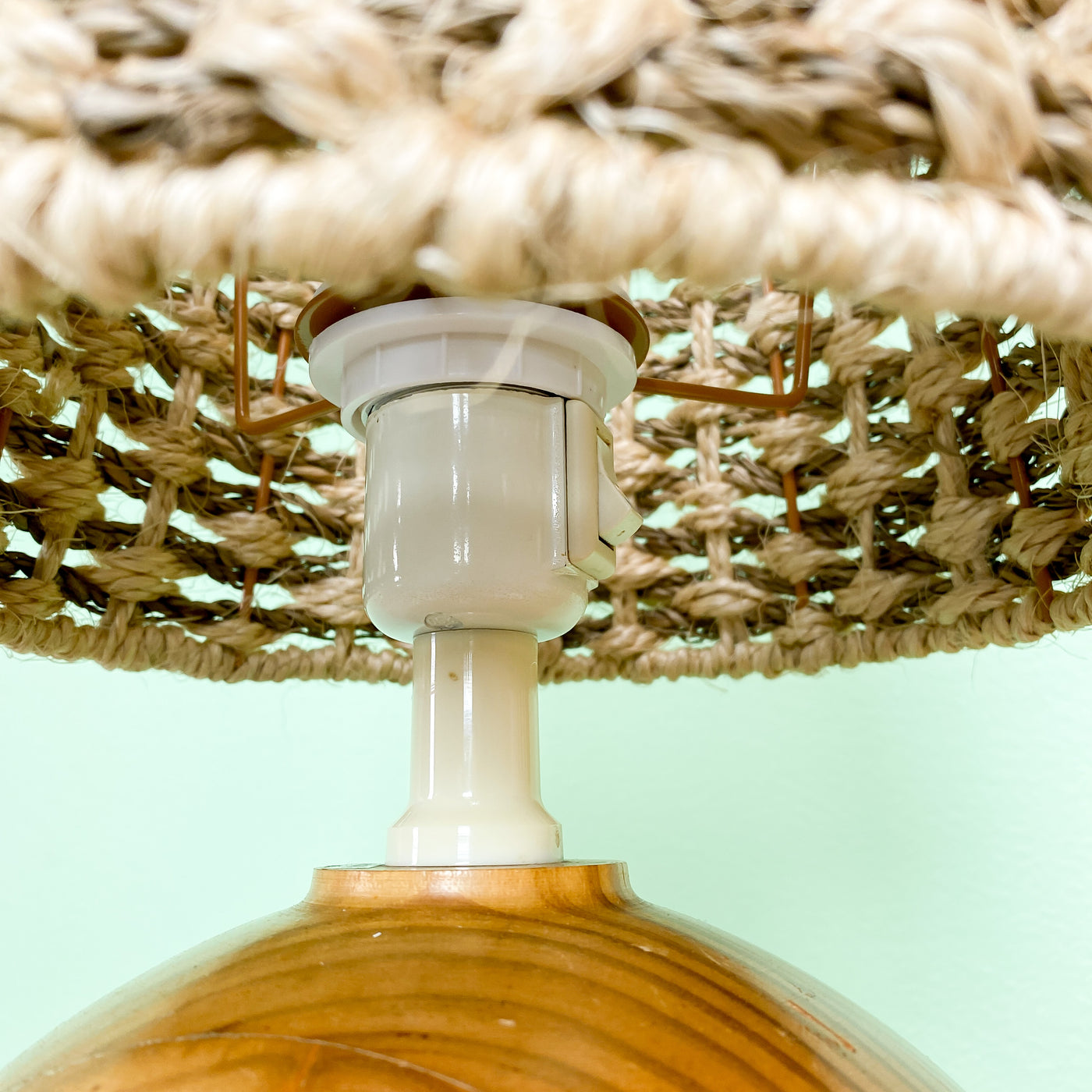 Bordslampa i furu