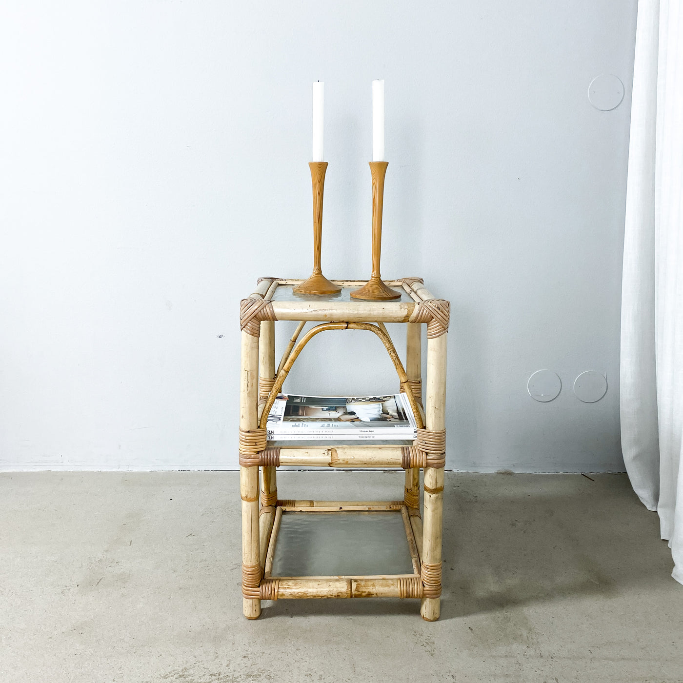 Sidobord/hylla i bambu och glas