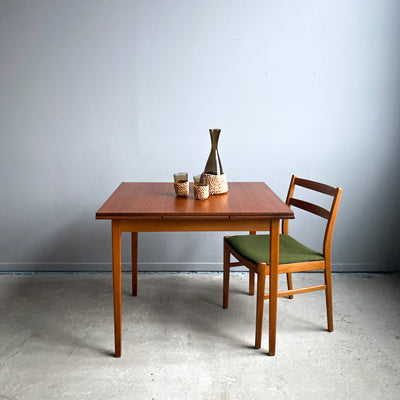 Matbord i teak med utdragsskivor