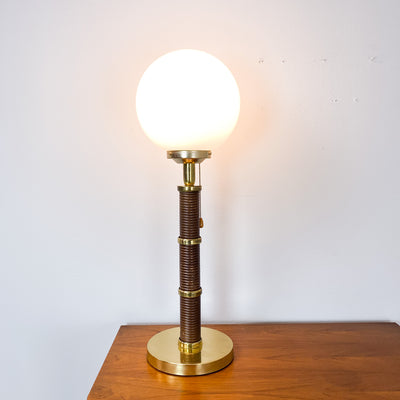 Bordslampa med klotskärm