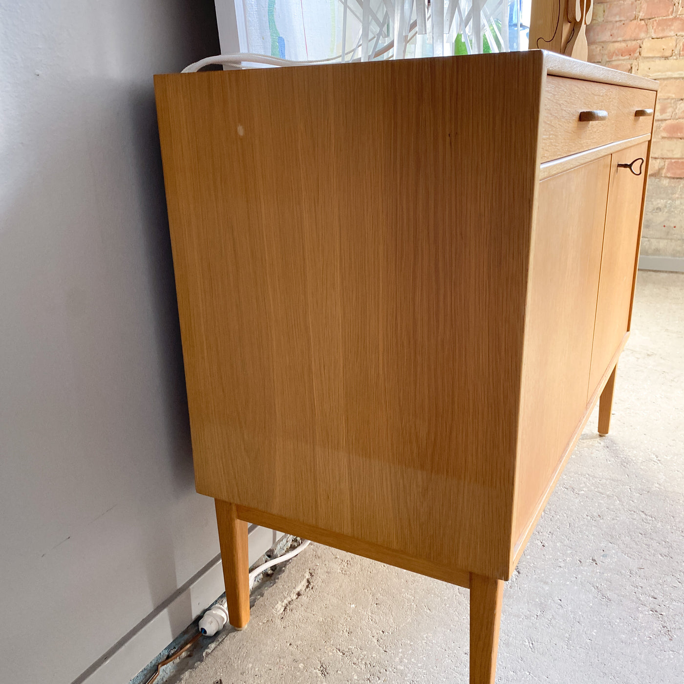 Paret mindre sideboard i ek