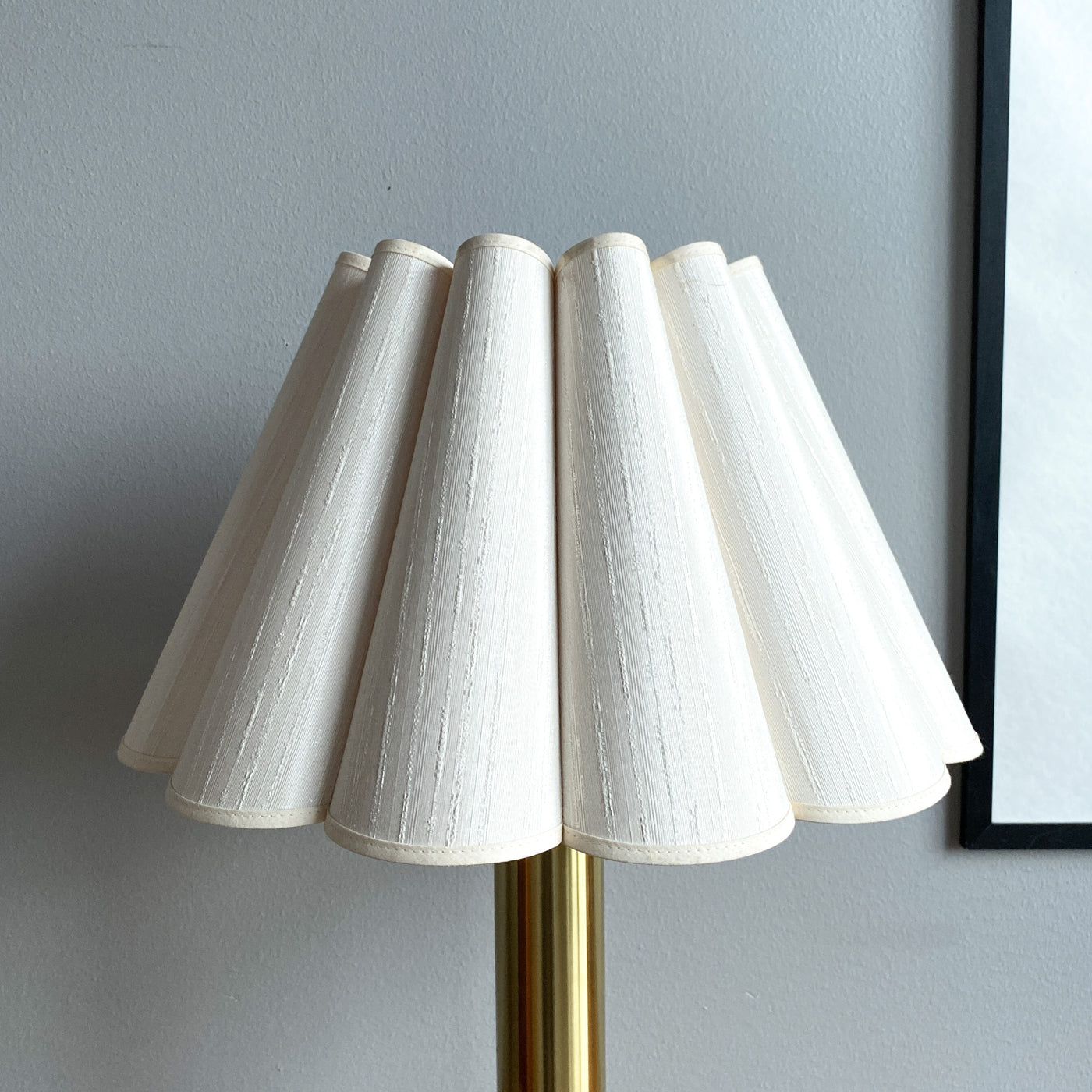 Bordslampa i mässing - Kosta Lampan