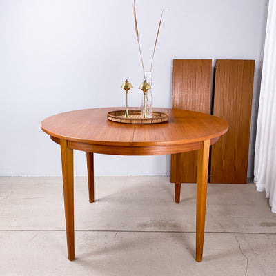 Runt matbord i teak