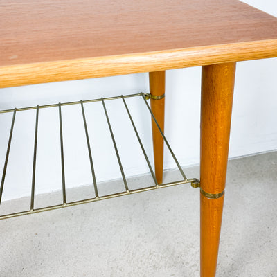 Sidobord i teak med stringhylla