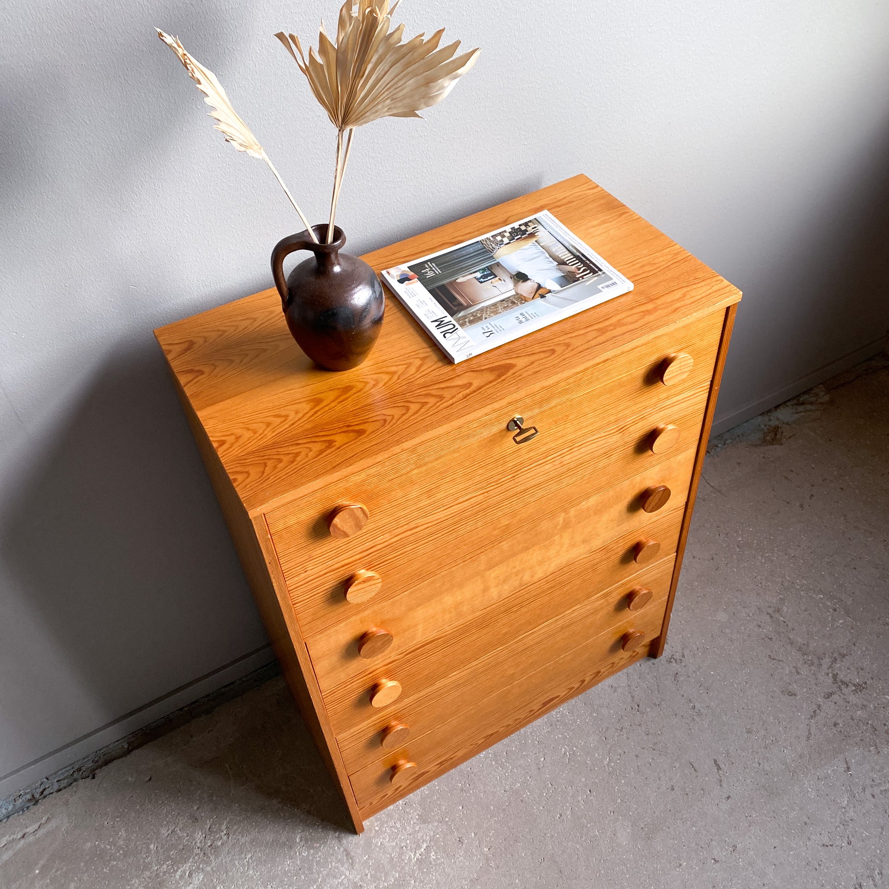 Hög furu byrå -70-tal | Vintagebyrån | Second hand Varberg