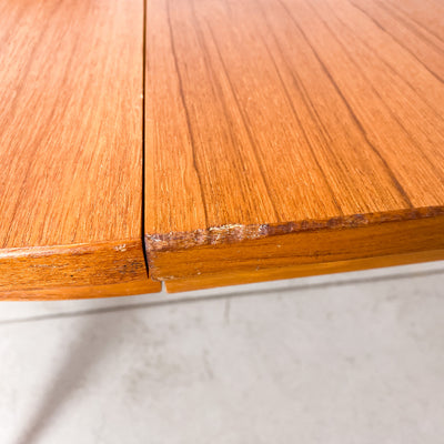 Runt matbord i teak