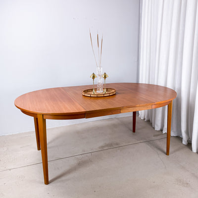 Runt matbord i teak