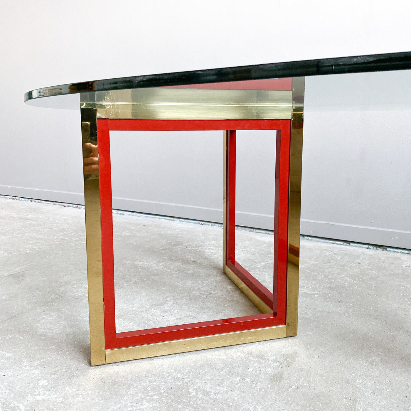 Soffbord med glasskiva och ben i mässing och rött