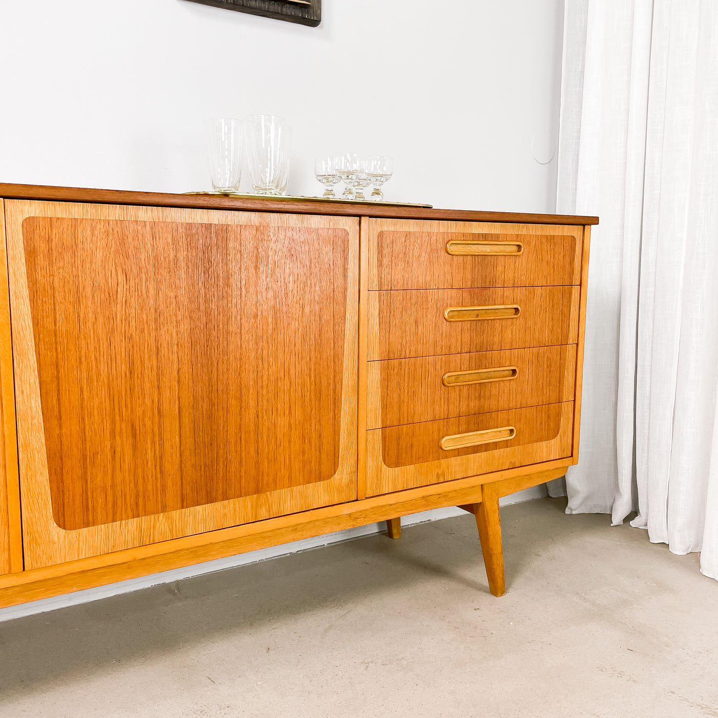 Sideboard i teak och ek