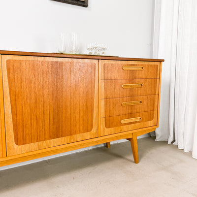 Sideboard i teak och ek