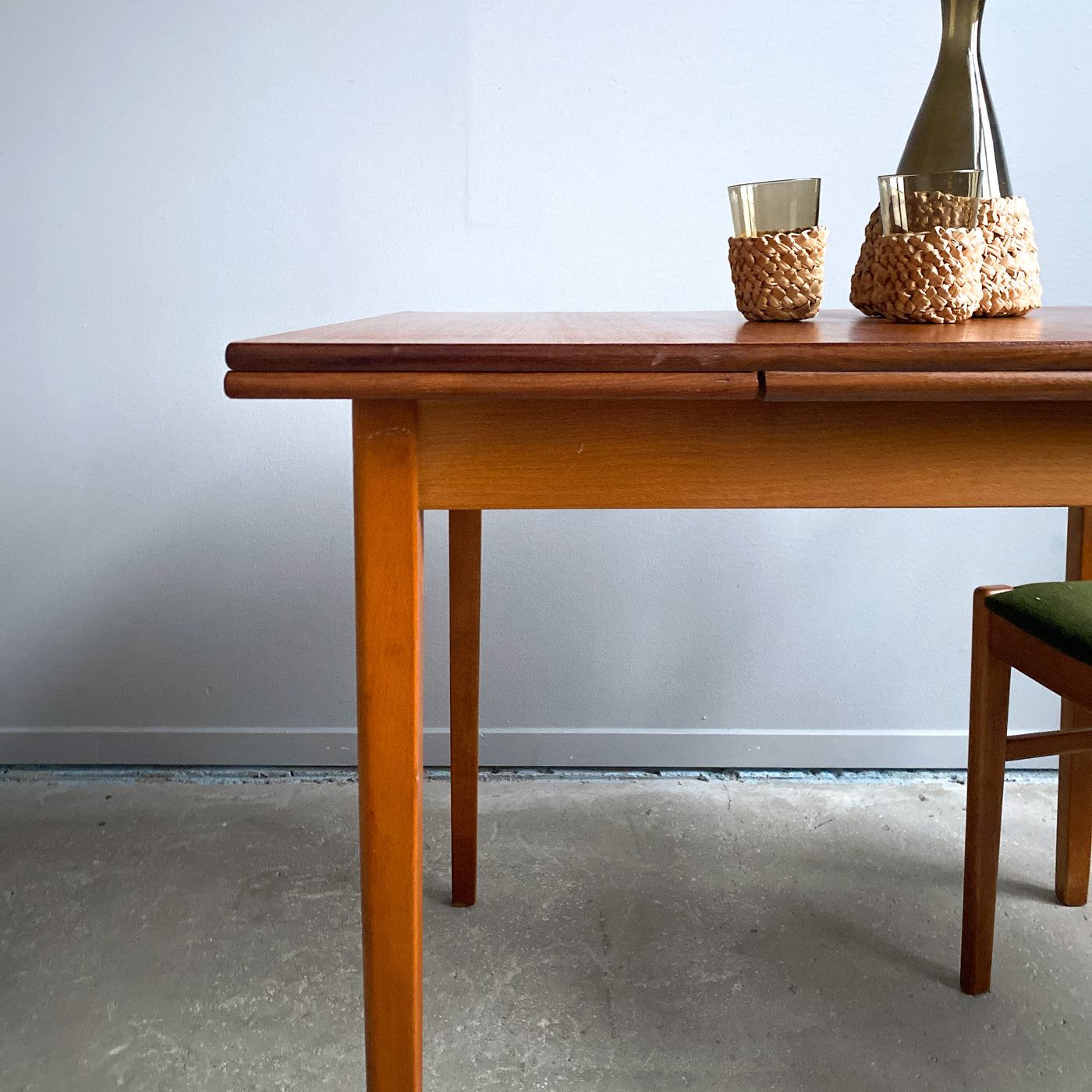 Matbord i teak med utdragsskivor