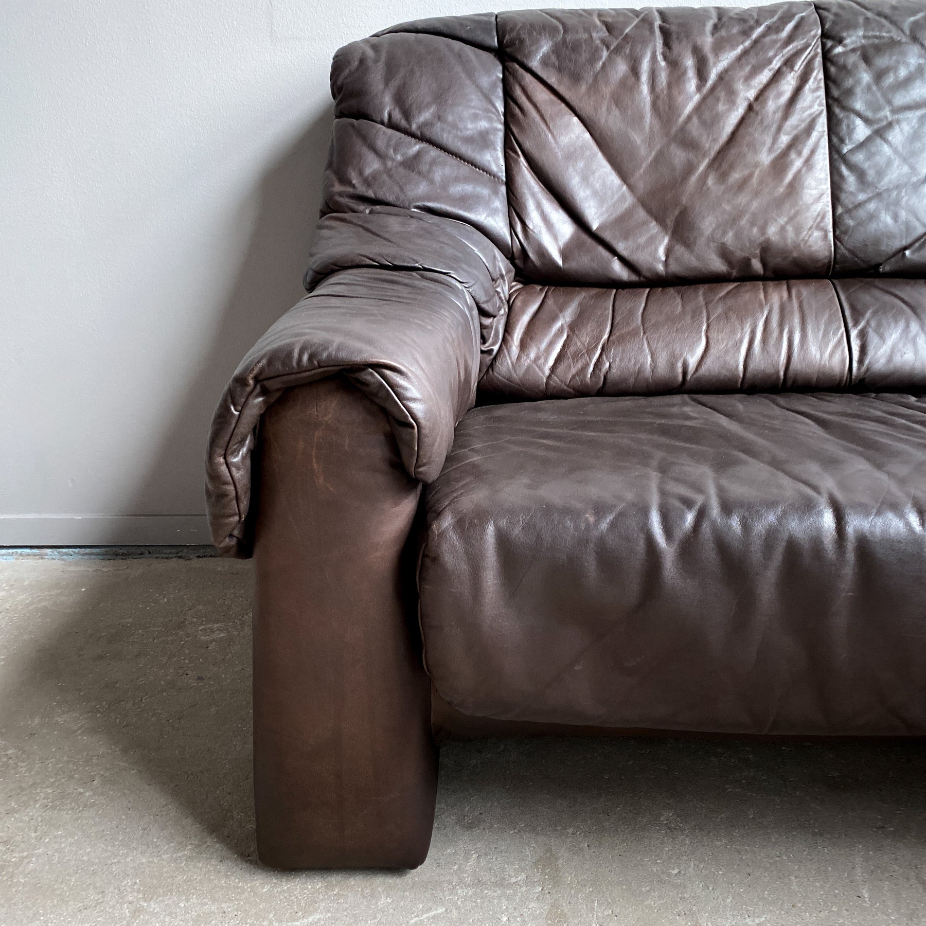 Mörkbrun skinnsoffa 80-tal - 2 sits | Vintagebyrån | Second hand Varberg