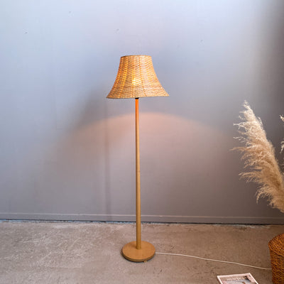 Golvlampa i ek med rottingskärm