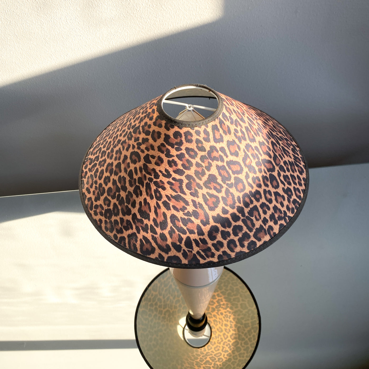Bordslampa i puderrosa keramik med leopard skärm