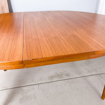 Runt matbord i teak