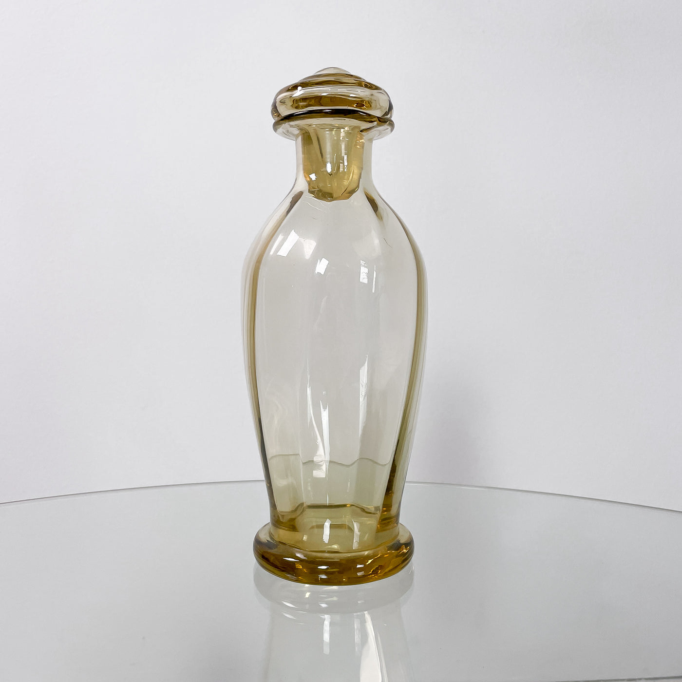Karaff i glas med kork