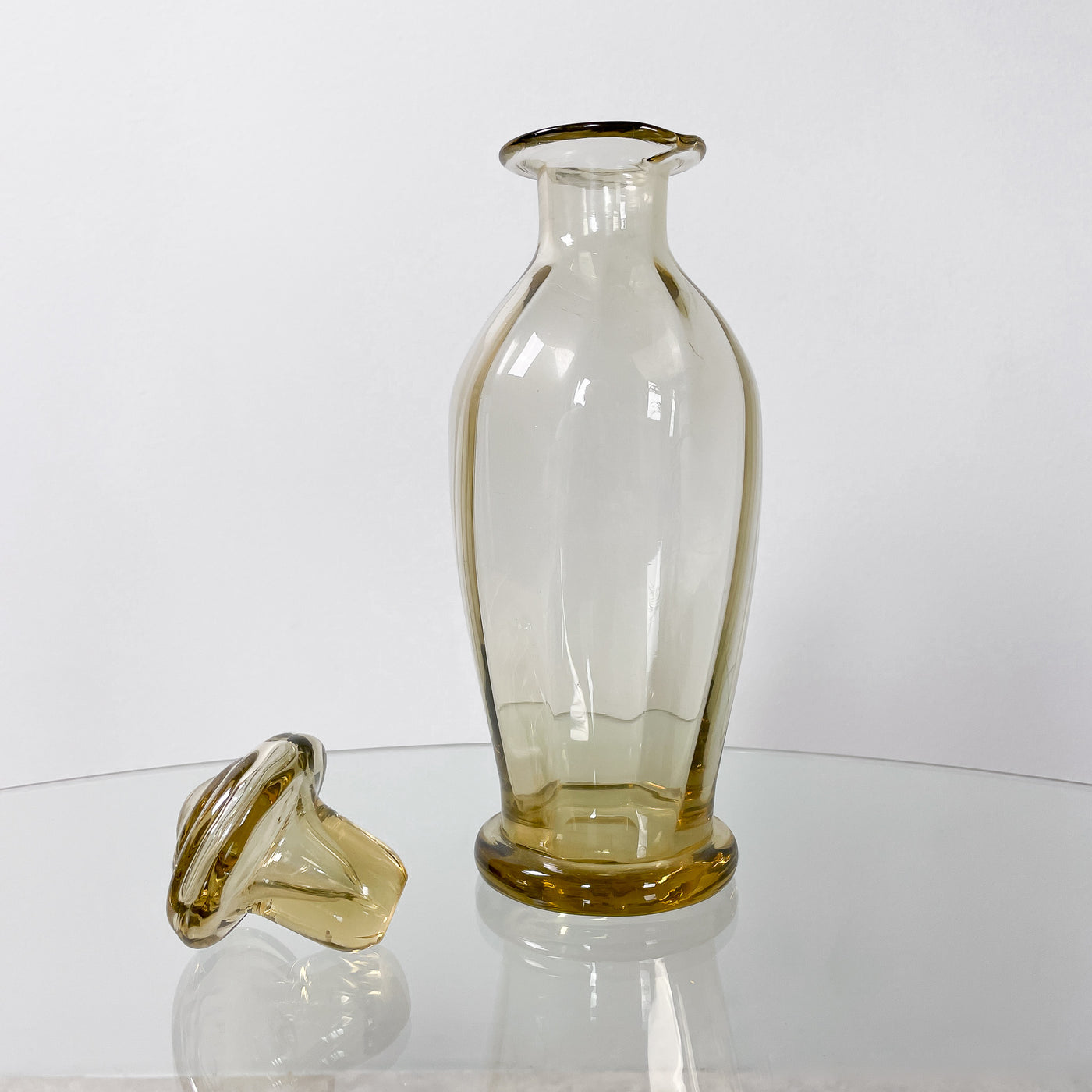 Karaff i glas med kork