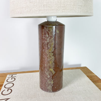 Bordslampa i brun kalksten