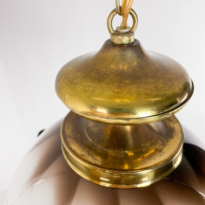 Lampa i böljande glas och mässing