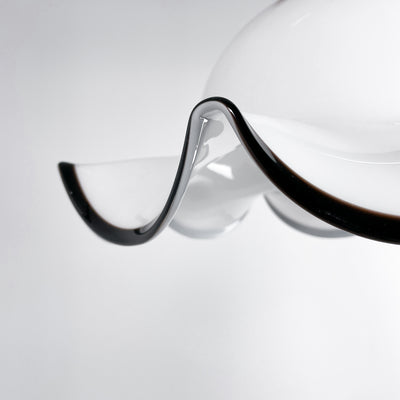 Lampa i böljande glas och mässing