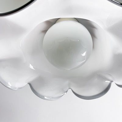 Lampa i böljande glas och mässing