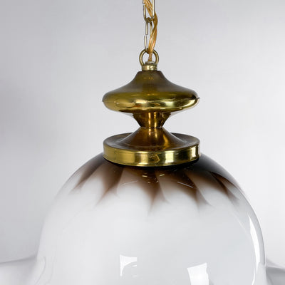 Lampa i böljande glas och mässing